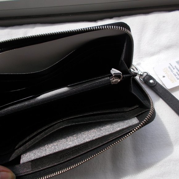 Michael Kors Hounds Tooth New Wristlet - Picture 6 of 6